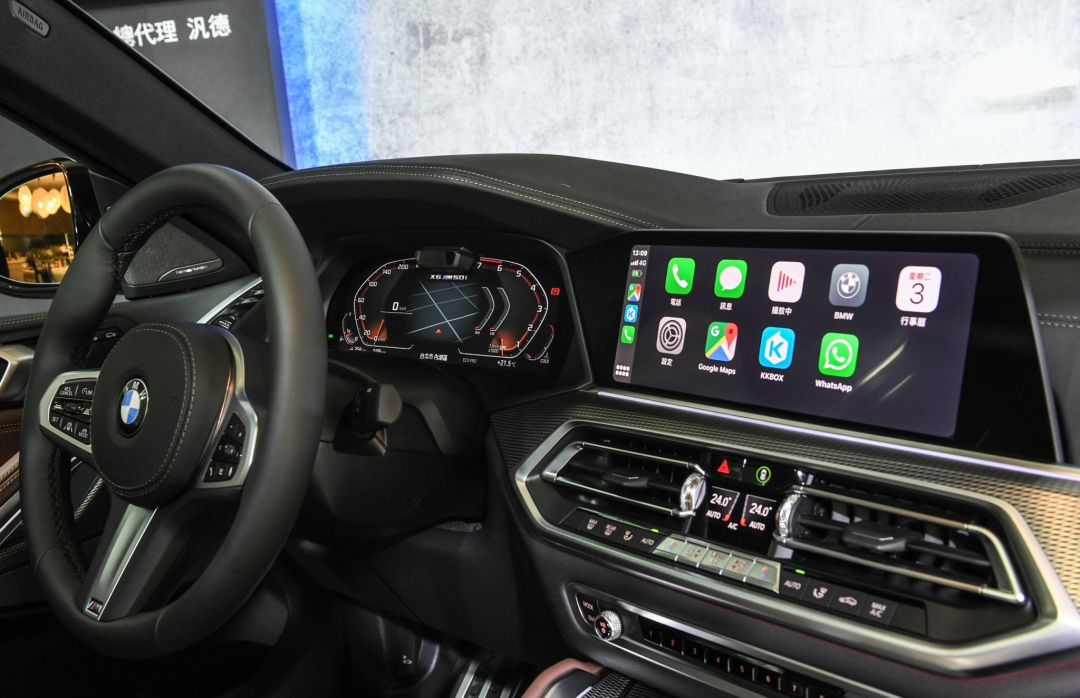 SMALL_[新聞照片六] 全車系採雙12.3吋虛擬數位儀表與中控觸控螢幕，含BMW智能衛星導航與無線Apple CarPlay等科技配備